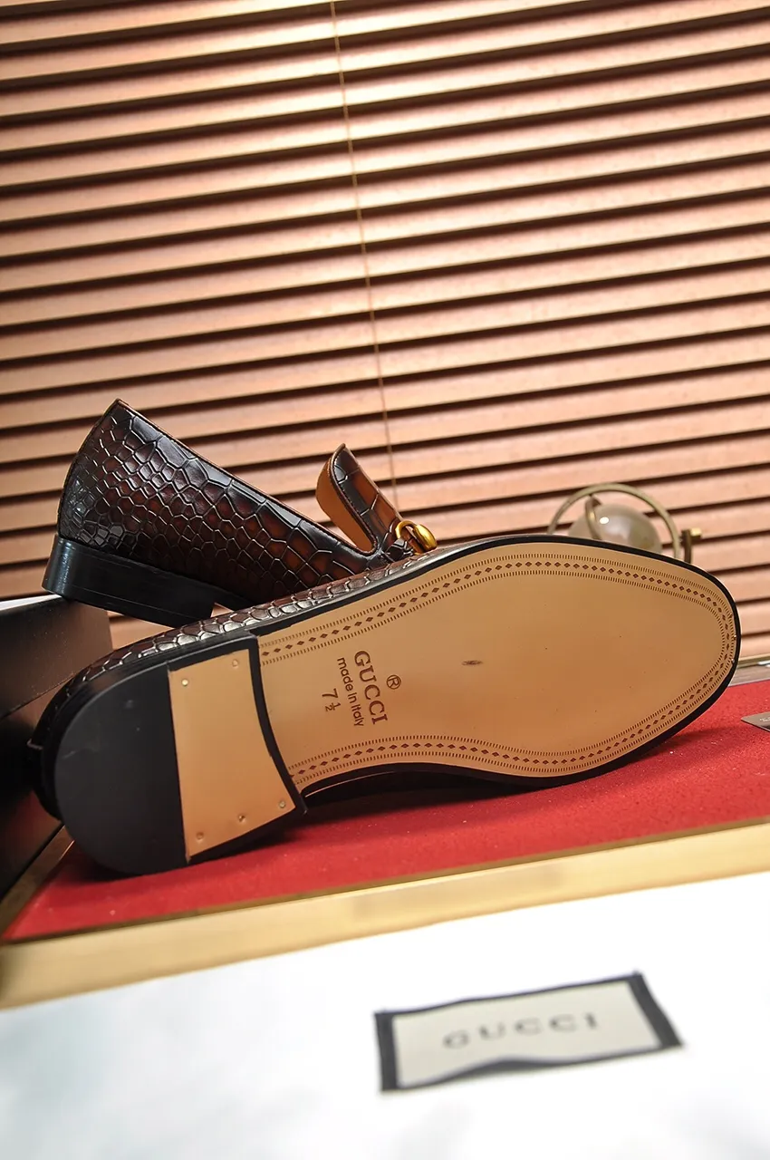Men's shoes💰560💶Italy's top luxury men's shoe giant (GUCCI) (Gucci) (full cowhide lining) new arrival🍃Original European style🔰 Pleasant to the eye😍In order to make the shoes more durable and non-deformable🌀The production continues to follow traditional methods but there is still no lack of innovation💪Choose original sheepskin for the leather♻️ Smooth and natural And extra bright ⭐Made of imported cowhide, the first choice of rich people 38-45 (45 customized)